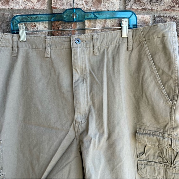 ππ£ Wrangler tan cargo shorts - Picture 2 of 9